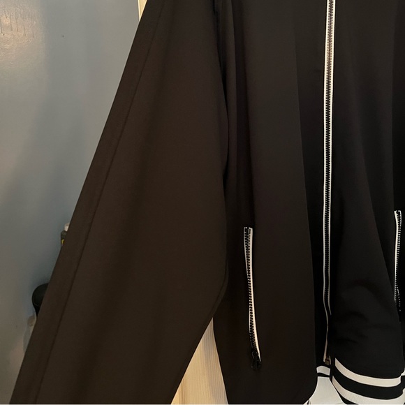 Worn black footjoy golf jacket. Size XL, great condition, good for early fall. - Picture 3 of 5